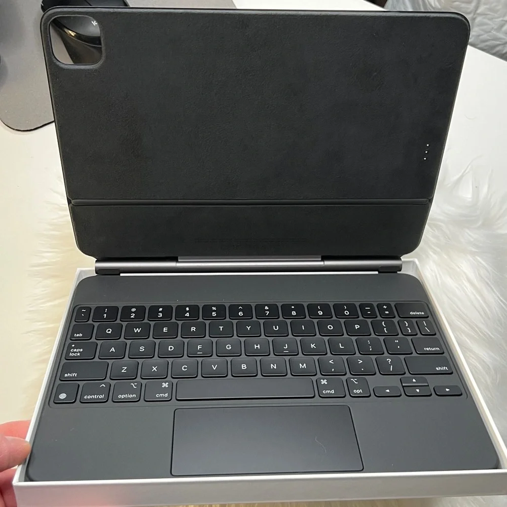 Apple iPad Magic Keyboard in Elegant Black